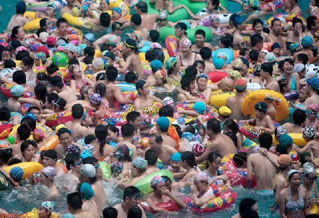 china-pool-crowd-01.jpg